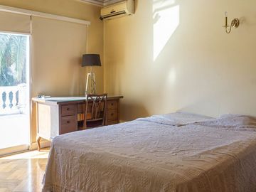 Venta Casa Exclusiva en La Horqueta - 1528 m2