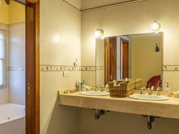 Venta Casa Exclusiva en La Horqueta - 1528 m2