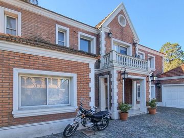 Venta Casa Exclusiva en La Horqueta - 1528 m2