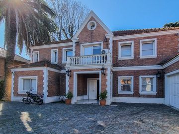 Venta Casa Exclusiva en La Horqueta - 1528 m2