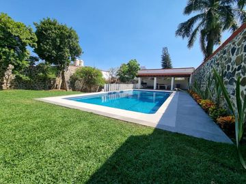 Casa en Venta, Lomas de Cuernavaca, 6 Recámaras