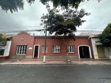 Casa en Venta en calle Brasil entre Balmaceda y Los Carrera