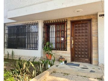 Se vende casa con aparta estudios en la Flora.