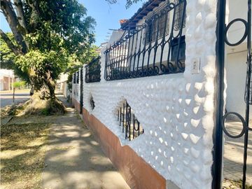Se vende casa con aparta estudios en la Flora.