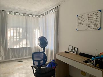 Se vende casa con aparta estudios en la Flora.