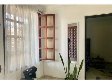 Se vende casa con aparta estudios en la Flora.