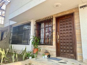 Se vende casa con aparta estudios en la Flora.