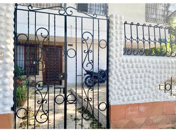Se vende casa con aparta estudios en la Flora.