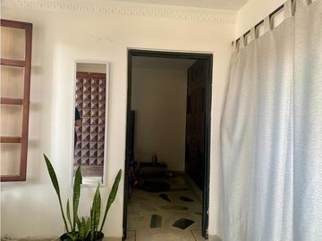 Se vende casa con aparta estudios en la Flora.