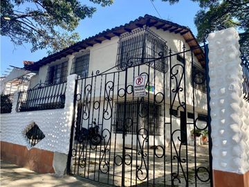 Se vende casa con aparta estudios en la Flora.