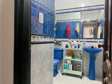 Se vende casa con aparta estudios en la Flora.