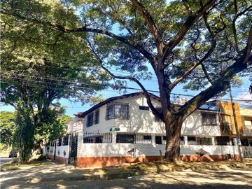 Se vende casa con aparta estudios en la Flora.