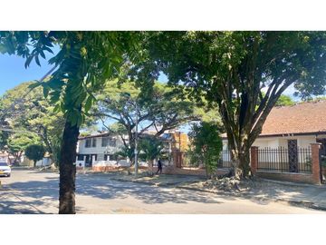 Se vende casa con aparta estudios en la Flora.