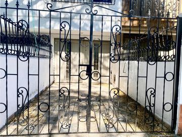 Se vende casa con aparta estudios en la Flora.