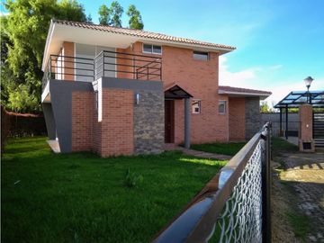 SE VENDE O SE PERMUTA CASA CAMPESTRE EN CHIA EN CONJUNTO CERRADO