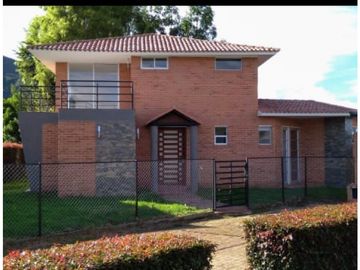 SE VENDE O SE PERMUTA CASA CAMPESTRE EN CHIA EN CONJUNTO CERRADO