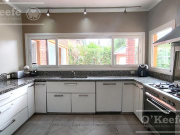 VENTA Casa en barrio cerrado Village del Parque , Berazategui, Hudson. Apto credito!