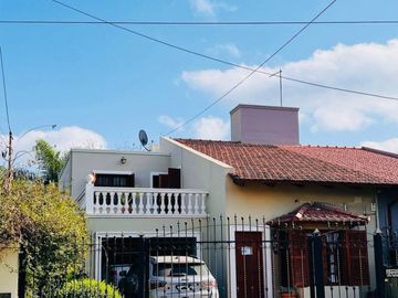 Villa Allende , a mtrs del Shopping , casa en venta de  3 dormitorios con pileta y cochera