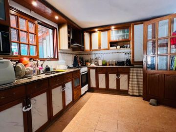 Villa Allende , a mtrs del Shopping , casa en venta de  3 dormitorios con pileta y cochera
