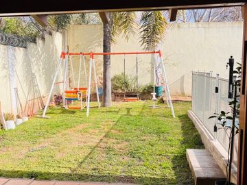 Villa Allende , a mtrs del Shopping , casa en venta de  3 dormitorios con pileta y cochera