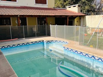 Villa Allende , a mtrs del Shopping , casa en venta de  3 dormitorios con pileta y cochera