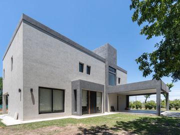 VENTA CASA 4 AMBIENTES CLUB DE CAMPO LOS PUENTES