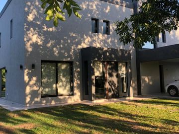 VENTA CASA 4 AMBIENTES CLUB DE CAMPO LOS PUENTES