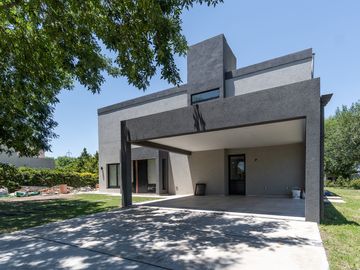 VENTA CASA 4 AMBIENTES CLUB DE CAMPO LOS PUENTES