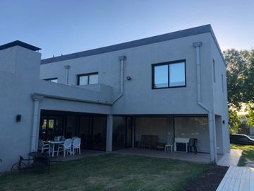 VENTA CASA 4 AMBIENTES CLUB DE CAMPO LOS PUENTES