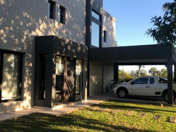 VENTA CASA 4 AMBIENTES CLUB DE CAMPO LOS PUENTES