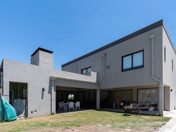 VENTA CASA 4 AMBIENTES CLUB DE CAMPO LOS PUENTES