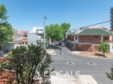 CASA EN ESQUINA , IMPECABLE Y LUMINOSA , 4 AMBIENTES , DOBLE GARAGE