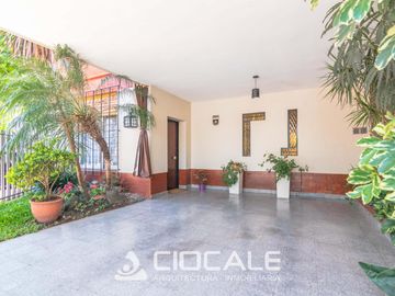 CASA EN ESQUINA , IMPECABLE Y LUMINOSA , 4 AMBIENTES , DOBLE GARAGE
