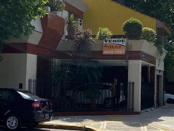 CASA EN ESQUINA , IMPECABLE Y LUMINOSA , 4 AMBIENTES , DOBLE GARAGE