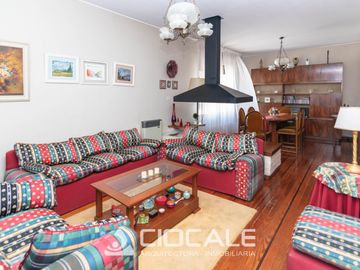 CASA EN ESQUINA , IMPECABLE Y LUMINOSA , 4 AMBIENTES , DOBLE GARAGE