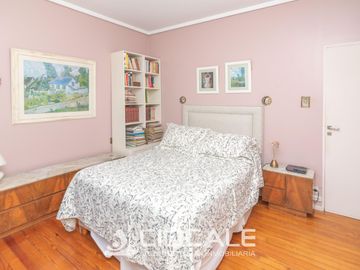 CASA EN ESQUINA , IMPECABLE Y LUMINOSA , 4 AMBIENTES , DOBLE GARAGE