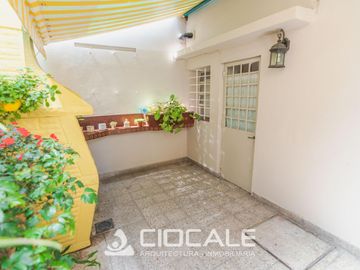 CASA EN ESQUINA , IMPECABLE Y LUMINOSA , 4 AMBIENTES , DOBLE GARAGE