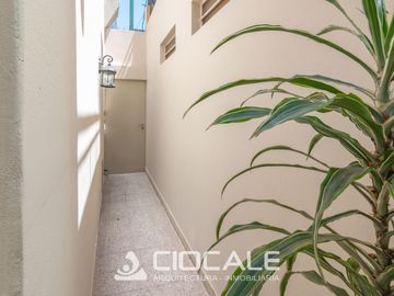 CASA EN ESQUINA , IMPECABLE Y LUMINOSA , 4 AMBIENTES , DOBLE GARAGE