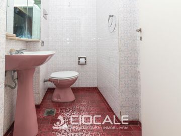 CASA EN ESQUINA , IMPECABLE Y LUMINOSA , 4 AMBIENTES , DOBLE GARAGE