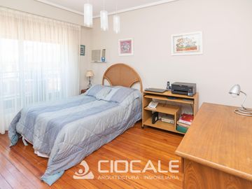 CASA EN ESQUINA , IMPECABLE Y LUMINOSA , 4 AMBIENTES , DOBLE GARAGE