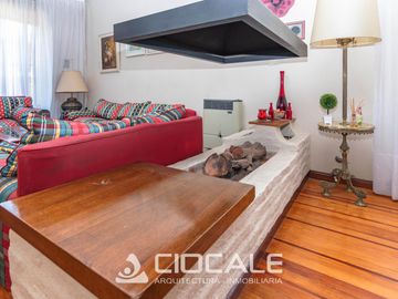 CASA EN ESQUINA , IMPECABLE Y LUMINOSA , 4 AMBIENTES , DOBLE GARAGE