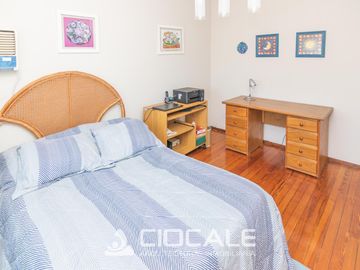 CASA EN ESQUINA , IMPECABLE Y LUMINOSA , 4 AMBIENTES , DOBLE GARAGE