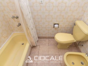 CASA EN ESQUINA , IMPECABLE Y LUMINOSA , 4 AMBIENTES , DOBLE GARAGE
