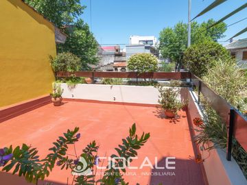 CASA EN ESQUINA , IMPECABLE Y LUMINOSA , 4 AMBIENTES , DOBLE GARAGE
