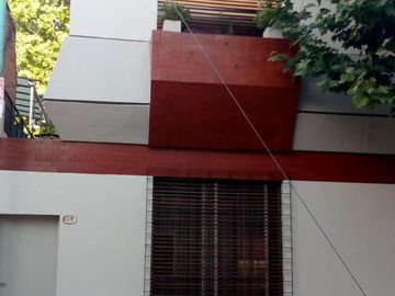 CASA EN ESQUINA , IMPECABLE Y LUMINOSA , 4 AMBIENTES , DOBLE GARAGE