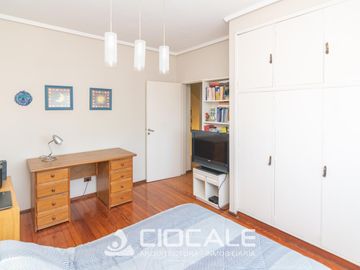 CASA EN ESQUINA , IMPECABLE Y LUMINOSA , 4 AMBIENTES , DOBLE GARAGE
