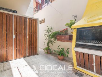 CASA EN ESQUINA , IMPECABLE Y LUMINOSA , 4 AMBIENTES , DOBLE GARAGE