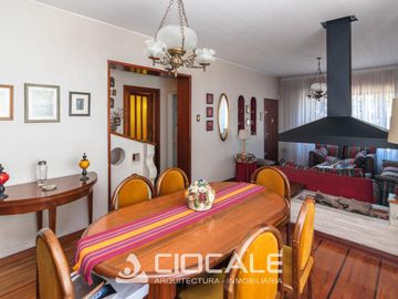 CASA EN ESQUINA , IMPECABLE Y LUMINOSA , 4 AMBIENTES , DOBLE GARAGE