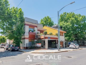 CASA EN ESQUINA , IMPECABLE Y LUMINOSA , 4 AMBIENTES , DOBLE GARAGE