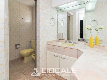 CASA EN ESQUINA , IMPECABLE Y LUMINOSA , 4 AMBIENTES , DOBLE GARAGE
